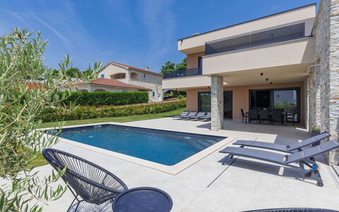 Prudensia: Proprietà, Cielo, Acqua, Piscina, Pianta, Azzurro, Costruzione, Mobili Da Esterno, Shade, Sedia