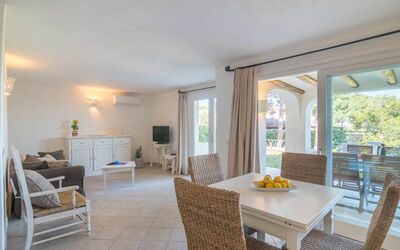 La Maddalena 710.1: Tavolo, Mobilia, Proprietà, Sedia, Legna, Pianta Della Casa, Interior Design, Pianta, Soggiorno, Divano