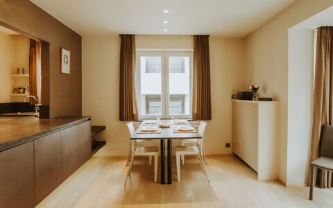 Goethe Close to the Beach: Tavolo, Mobilia, Proprietà, Costruzione, Finestra, Sedia, Pianta, Legna, Tenda, Interior Design