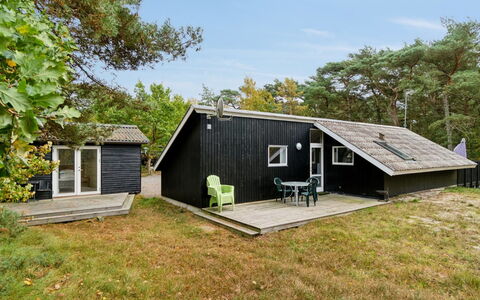Menke - 150M from the Sea: Tetto, Casa, Lotto, Casa, Villetta, Estate, Edifici Giardino, Shade, Log Cabin, Landscaping