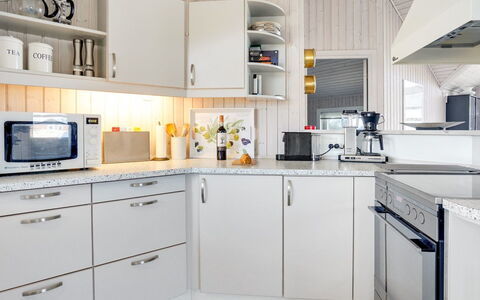Dania - 300M from the Sea: Cucina, Elettrodomestico Da Cucina, Controsoffitto, Interior Design, Apparecchio Major, Cabinetry, Pavimentazione, Soffitto, Elettrodomestico, Lampada