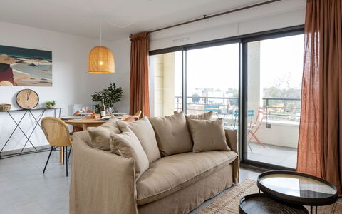 Dinard 219: Tavolo, Mobilia, Acqua, Proprietà, Cielo, Costruzione, Nube, Sedia, Tavolo Esterno, Mobili Da Esterno