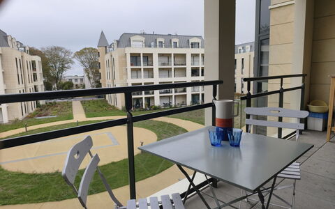 Dinard 219: Zona Residenziale, Appartamento, Urban Design, Condominio, Balcone, Shade, Cortile, Design, Cortile, Illuminazione Diurna