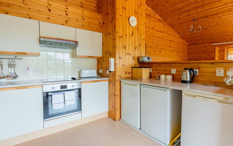 Drumnadrochit 120: Cabinetry, Controsoffitto, Elettrodomestico Da Cucina, Cucina, Legna, Cucina Stufa, Interior Design, Pavimentazione, Pavimento, Costruzione