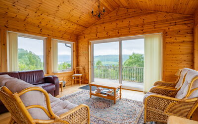 Drumnadrochit 120: Proprietà, Mobilia, Finestra, Costruzione, Pianta, Legna, Interior Design, Tavolo, Albero, Architettura