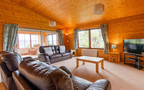 Drumnadrochit 121: Proprietà, Mobilia, Divano, Comfort, Legna, Soggiorno, Tavolo, Illuminazione, Interior Design, Pavimento