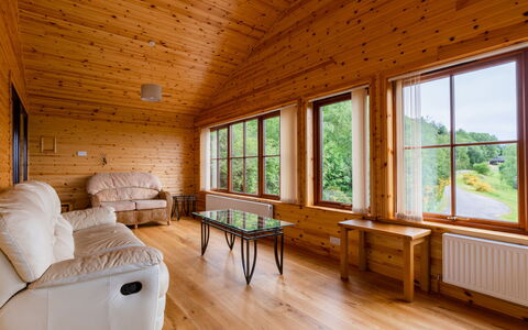 Drumnadrochit 121: Proprietà, Mobilia, Finestra, Legna, Tavolo, Pavimentazione, Interior Design, Pavimento, Costruzione, Comfort