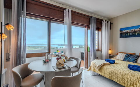 Alvor Bay Dream: Mobilia, Interior Design, Pavimento, Appartamento, Camera, Letto, Camera Da Letto, Ricorrere, Hotel, Sedia