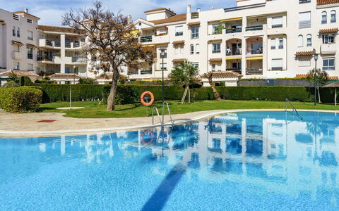 Lorcrisur Mountain View: Acqua, Cielo, Proprietà, Pianta, Azzurro, Piscina, Albero, Tempo Libero, Shade, Costruzione