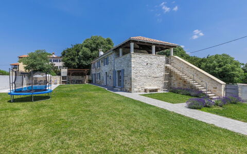 Villa Mirta: Cielo, Pianta, Nube, Albero, Costruzione, Lotto, Erba, Paesaggio, Immobiliare, Villetta