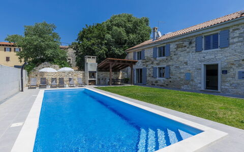 Villa Mirta: Acqua, Cielo, Costruzione, Proprietà, Pianta, Finestra, Azzurro, Piscina, Albero, Rettangolo