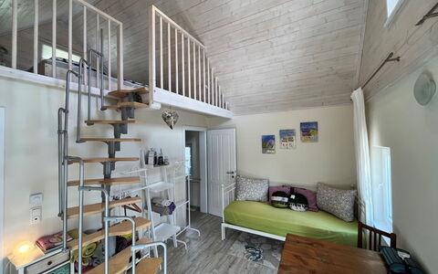 Tiny Lavender House: Proprietà, Legna, Interior Design, Pavimentazione, Pavimento, Parete, Divano, Comfort, Latifoglie, Costruzione