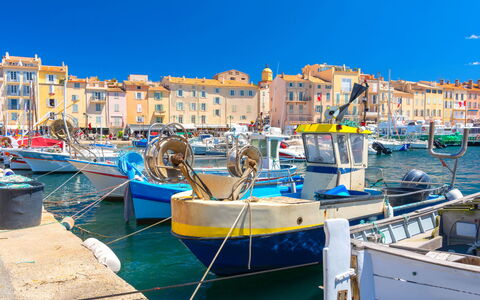 Saint-Tropez 540: Acqua, Cielo, Costruzione, Pianta, Proprietà, Piscina, Azzurro, Albero, Finestra, Casa