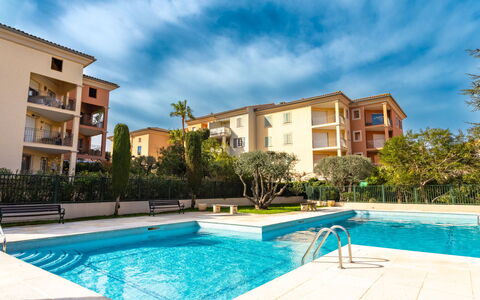 Saint-Tropez 540: Acqua, Cielo, Costruzione, Pianta, Proprietà, Piscina, Azzurro, Albero, Finestra, Casa