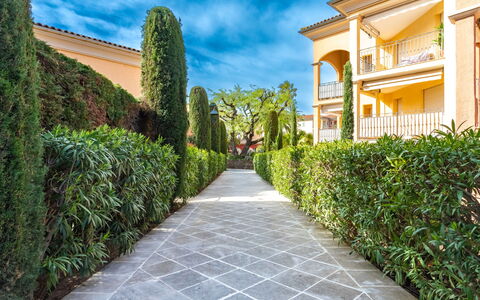 Saint-Tropez 540: Acqua, Cielo, Costruzione, Pianta, Proprietà, Piscina, Azzurro, Albero, Finestra, Casa