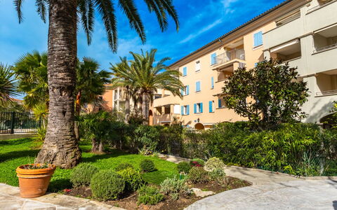 Saint-Tropez 540: Acqua, Cielo, Costruzione, Pianta, Proprietà, Piscina, Azzurro, Albero, Finestra, Casa