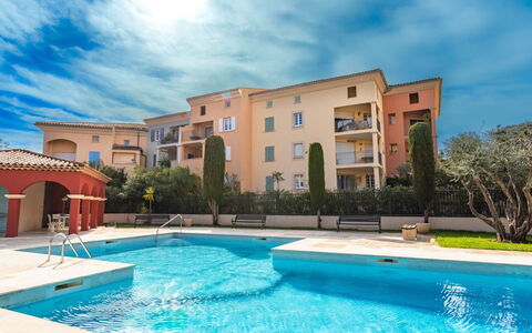 Saint-Tropez 540: Acqua, Cielo, Costruzione, Pianta, Proprietà, Piscina, Azzurro, Albero, Finestra, Casa