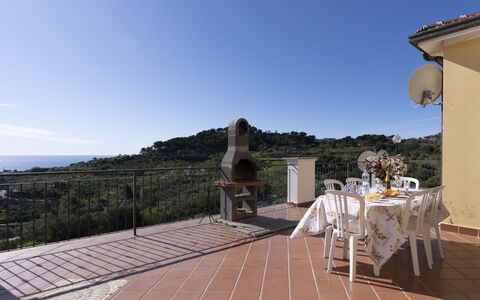 Aurora: Proprietà, Mobilia, Comfort, Legna, Tavolo, Televisione, Pavimentazione, Interior Design, Pavimento, Architettura