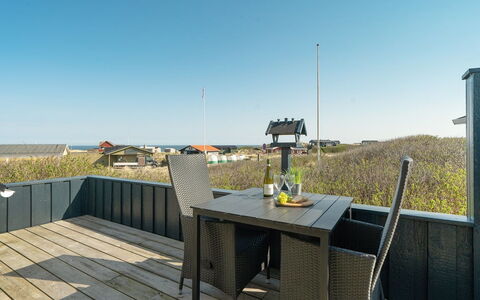 Alvilde - 100M from the Sea: Mobilia, Interior Design, Pavimentazione, Legna, Pavimento, Soffitto, Pavimento In Legno, Sedia, Tavolo, Illuminazione