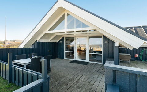Alvilde - 100M from the Sea: Mobilia, Interior Design, Pavimentazione, Legna, Pavimento, Soffitto, Pavimento In Legno, Sedia, Tavolo, Illuminazione