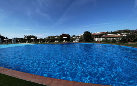 Lidia Capo Ceraso Resort: Acqua, Cielo, Nube, Costruzione, Piscina, Pianta, Blu, Rettangolo, Casa, Paesaggio Naturale