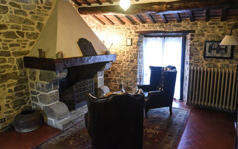 Casale Montanare: Costruzione, Finestra, Legna, Interior Design, Tavolo, Pavimento, Soggiorno, Pavimentazione, Parete, Sedia