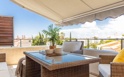Palmera Dels Munts: Mobilia, Proprietà, Tavolo, Azzurro, Cielo, Shade, Mobili Da Esterno, Architettura, Sedia, Pianta