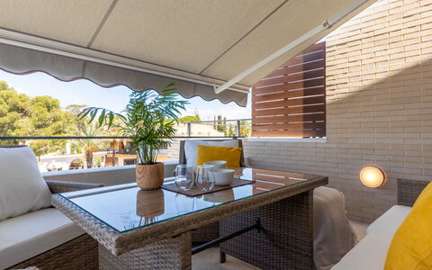 Palmera Dels Munts: Tavolo, Mobilia, Proprietà, Pianta, Vaso Di Fiori, Costruzione, Pianta Della Casa, Shade, Interior Design, Legna