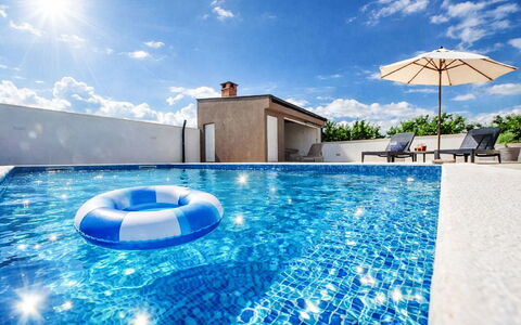 Villa Laura: Blu, Piscina, Materiale Composito, Mobili Da Esterno, Ricorrere, Tempo Libero, Hotel, Eco Hotel, Giochi D'Acqua, Sedia