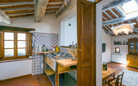 Casa Campau: Mobilia, Finestra, Cabinetry, Controsoffitto, Cucina, Legna, Tavolo, Lavandino Della Cucina, Interior Design, Cornice