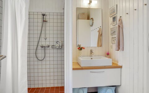 Solunka - 100M from the Sea: Bagno, Parete, Idraulico Fixture, Interior Design, Pavimentazione, Lavandino Del Bagno, Pavimento, Lavello, Gabinetto, Idraulico