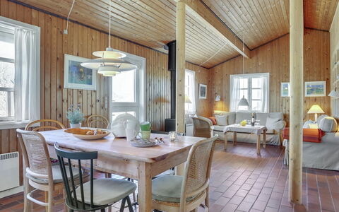 Solunka - 100M from the Sea: Mobilia, Interior Design, Pavimentazione, Legna, Soffitto, Sala Da Pranzo, Pavimento, Sedia, Lampada, Tavolo