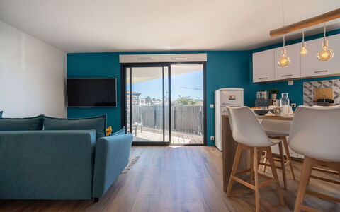 Le Rooftop: Mobilia, Proprietà, Divano, Azzurro, Interior Design, Legna, Architettura, Sedia, Soggiorno