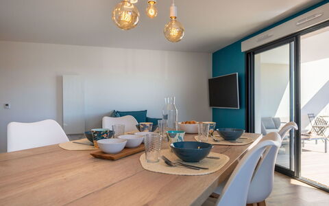 Le Rooftop: Tavolo, Proprietà, Mobilia, Azzurro, Sedia, Legna, Interior Design, Costruzione, Illuminazione, Finestra