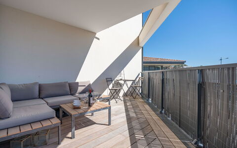 Le Rooftop: Costruzione, Cielo, Shade, Casa, Divano, Legna, Urban Design, Mobili Da Esterno, Immobiliare, Città