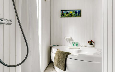 Sigrid - 400M from the Sea: Bagno, Idraulico Fixture, Vasca Da Bagno, Interior Design, Pavimentazione, Rubinetto, Idraulico, Pavimento, Lavello, Lavandino Del Bagno