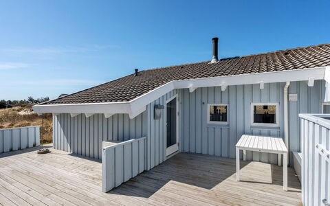 Sigrid - 400M from the Sea: Pavimentazione, Interior Design, Legna, Pavimento, Le Scale, Soffitto, Color Legno, Pavimento In Legno, Latifoglie, Corrimano