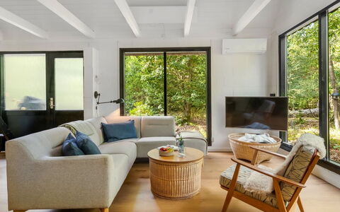 Olaf - 1.4Km from the Sea: Legna, Mobilia, Interior Design, Divano, Pavimentazione, Soggiorno, Pavimento, Casa, Soffitto