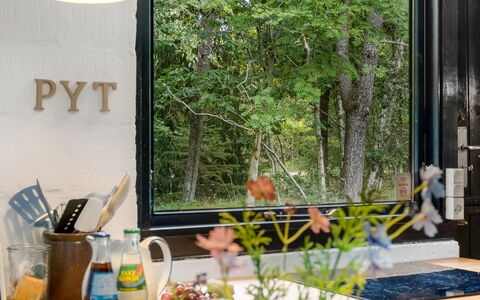 Olaf - 1.4Km from the Sea: Mobilia, Bicchiere, Serveware, Pianta Della Casa, Vaso Di Fiori, Controsoffitto, Cucina & Sala Da Pranzo Tavolo, Sedia, Cucina