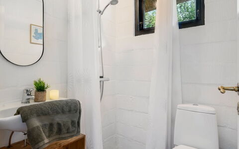 Olaf - 1.4Km from the Sea: Toilet Seat, Interior Design, Pavimentazione, Gabinetto, Pavimento, Bagno, Idraulico Fixture, Camera, Idraulico, Soffitto