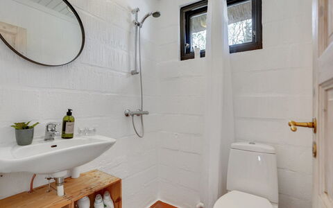 Olaf - 1.4Km from the Sea: Toilet Seat, Parete, Gabinetto, Bagno, Idraulico Fixture, Pavimentazione, Pavimento, Interior Design, Idraulico, Lavello