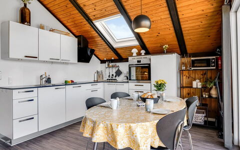 Agnesa - 1.5Km from the Sea: Cucina, Legna, Interior Design, Controsoffitto, Mobilia, Pavimentazione, Soffitto, Apparecchio Major, Elettrodomestico Da Cucina, Pavimento