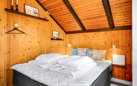Agnesa - 1.5Km from the Sea: Camera Da Letto, Letto, Legna, Lenzuolo, Bedding, Telaio Del Letto, Interior Design, Pavimento, Soffitto, Biancheria