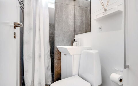 Agnesa - 1.5Km from the Sea: Idraulico Fixture, Toilet Seat, Gabinetto, Interior Design, Pavimento, Pavimentazione, Bagno, Lavello, Idraulico, Camera