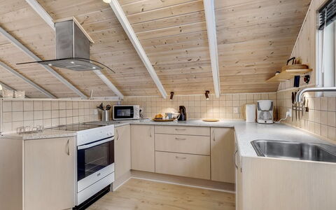 Hailka: Cucina, Legna, Controsoffitto, Pavimentazione, Soffitto, Interior Design, Pavimento, Lavello, Idraulico Fixture, Rubinetto