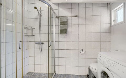 Hailka: Idraulico Fixture, Pavimentazione, Bagno, Interior Design, Pavimento, Idraulico, Doccia, Gabinetto, Piastrella, Soffitto