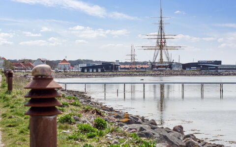 Monia - 20M from the Sea: Architettura, Tetto, Casa, Materiale Composito, Illuminazione Diurna, Raccordo, Driveway