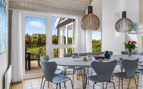Rauli - 50M from the Sea: Mobilia, Interior Design, Legna, Pavimentazione, Sedia, Sala Da Pranzo, Cucina & Sala Da Pranzo Tavolo, Tavolo, Pavimento, Soffitto