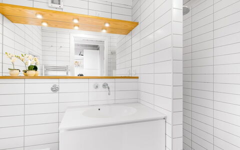 Rauli - 50M from the Sea: Parete, Pavimentazione, Idraulico Fixture, Interior Design, Pavimento, Lavello, Idraulico, Rubinetto, Bagno, Soffitto