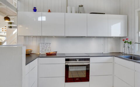 Rauli - 50M from the Sea: Cucina, Elettrodomestico Da Cucina, Pavimentazione, Controsoffitto, Cabinetry, Interior Design, Legna, Pavimento, Apparecchio Major, Pavimento In Legno